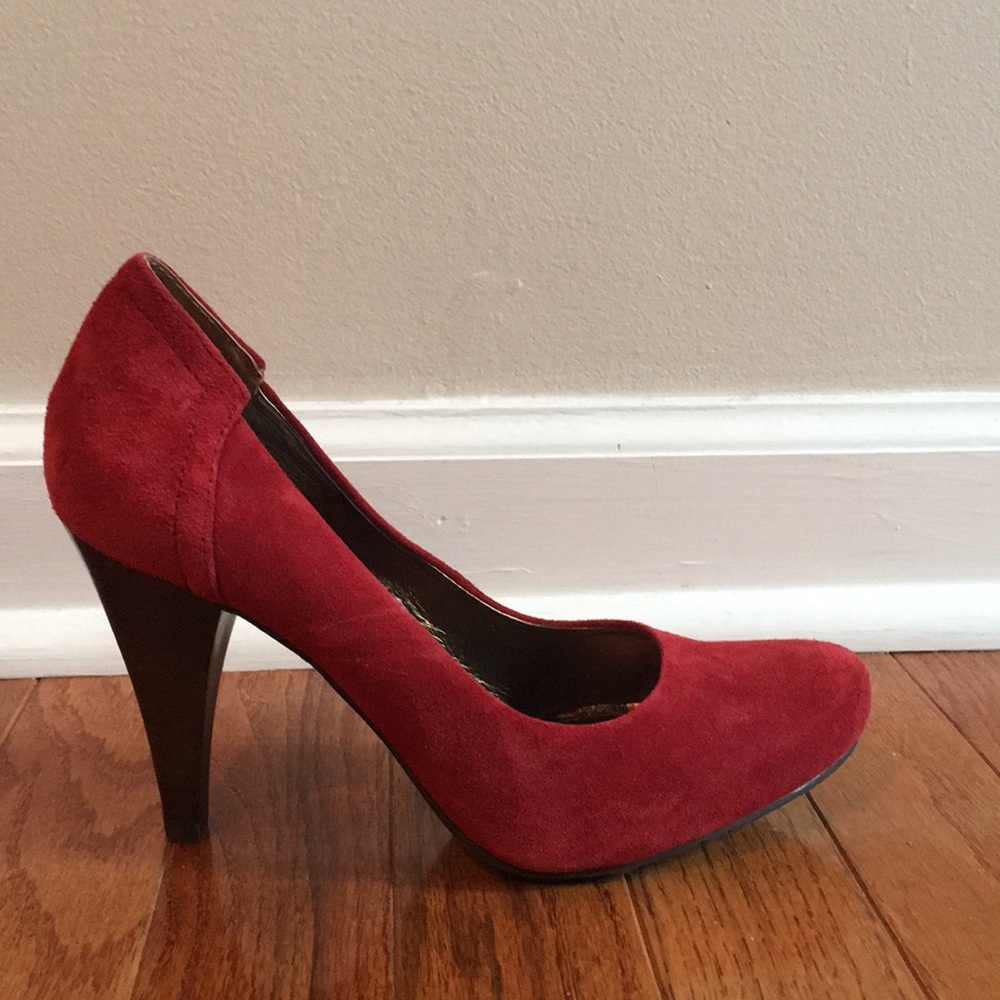 BCBG GENERATION NWT red suede heel